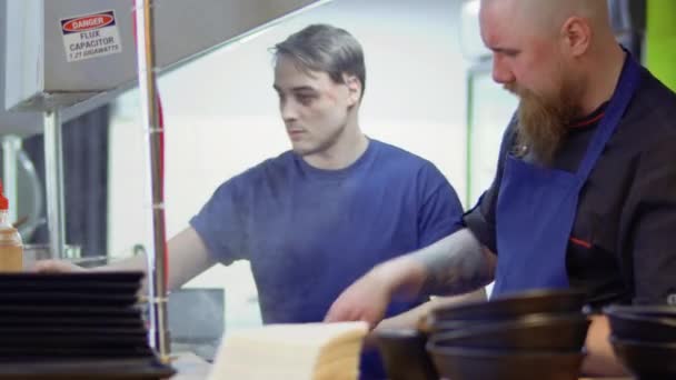 Twee chef-koks koken in de keuken van het restaurant — Stockvideo