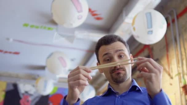 Чоловік ламає китайські палички — стокове відео