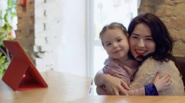 Mutlu anne ile küçük kızı hugs