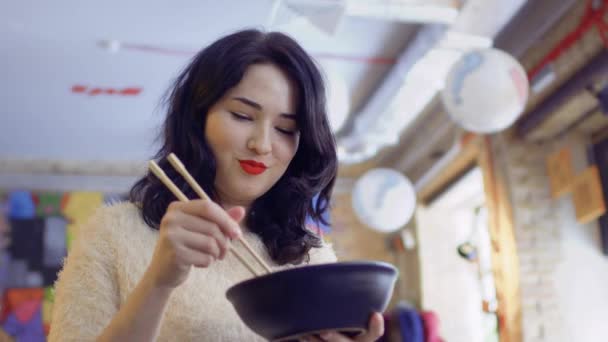 Hermosa mujer coreana disfruta de plato tradicional coreano y muestra el pulgar hacia arriba — Vídeos de Stock