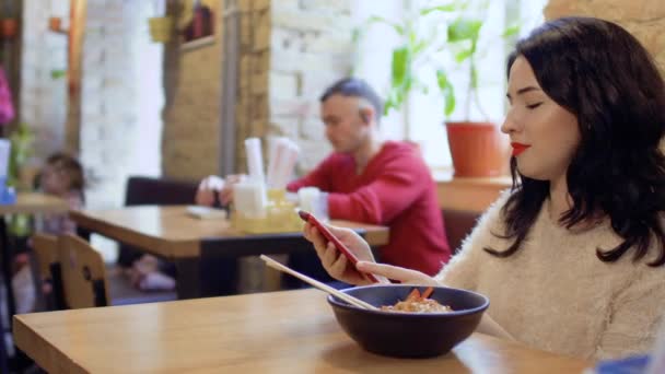 Beautiful woman makes photo of korean dish — Stock Video