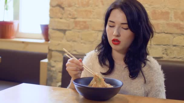 Красивый кореец наслаждается лапшой в корейском ресторане — стоковое видео