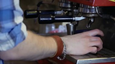 Barista kahve kahve makinesi ile yapıyor.