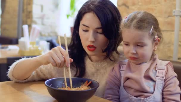 Meisje wil niet een Koreaanse noedels eten — Stockvideo