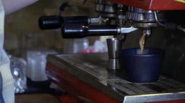 Kahve makinesi taze kahve yapar ve içecek bir fincan içine dökülen