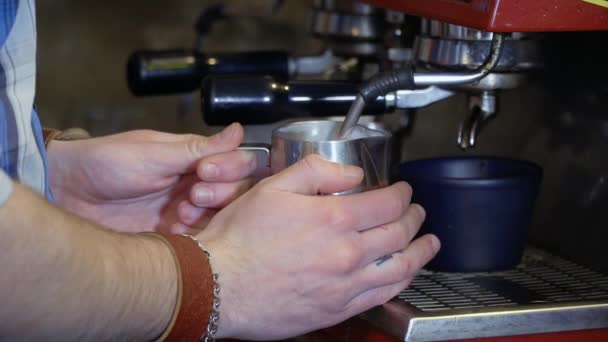 Barman bate leite para cappuccino com um vapor quente — Vídeo de Stock