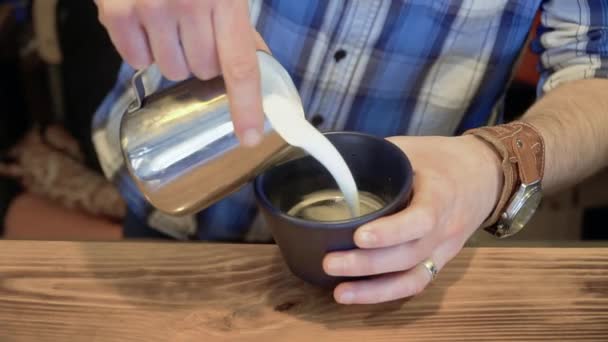 Barman is het maken van cappuccino op de balk — Stockvideo