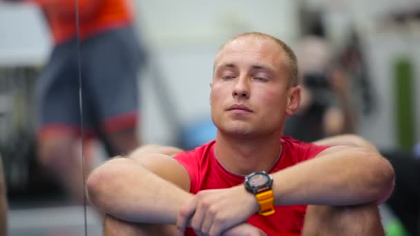 Joven deportista escucha atentamente entrenador en el entrenamiento en el gimnasio — Vídeo de stock