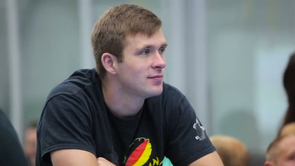 Fiatal férfi fekete póló hallgat az edzőteremben egy tréner — Stock videók