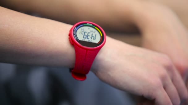 Relógio digital de pulso na mão das mulheres — Vídeo de Stock