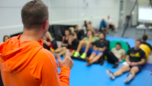 L'entraîneur a une formation dans la salle de gym pour les jeunes sportifs — Video