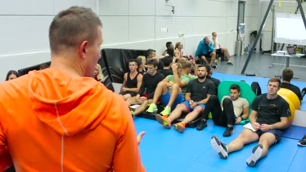 L'allenatore sportivo trascorre un allenamento per gli sportivi in palestra — Video Stock