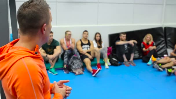 Професійний тренер проводить навчання для молодих спортсменів в тренажерному залі — стокове відео