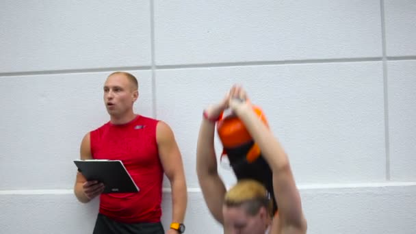 Atractiva deportista sentadillas con ponderación en el gimnasio — Vídeos de Stock