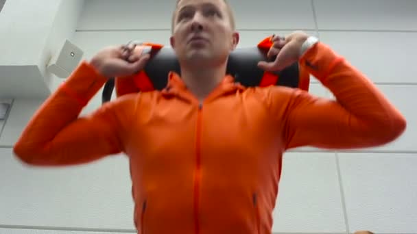 Sportsman dělá dřepy s hmotností v rukou — Stock video