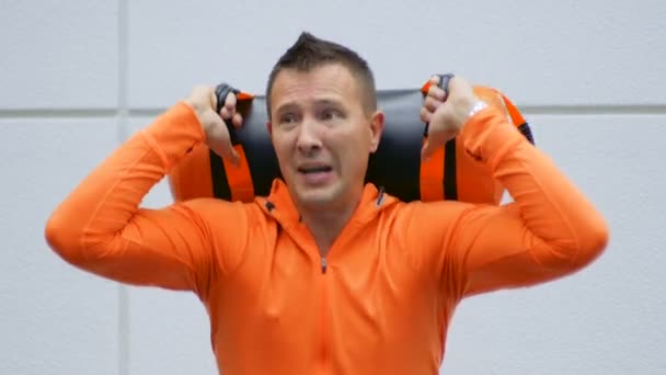 Sportsman teszi squattings, ahol a súlyozás az edzőteremben — Stock videók