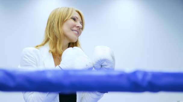 Vacker affärskvinna i boxningshandskar boxning ring — Stockvideo