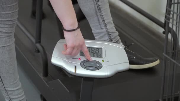 Trainer adjust speed at the treadmill for the dog — Stock Video