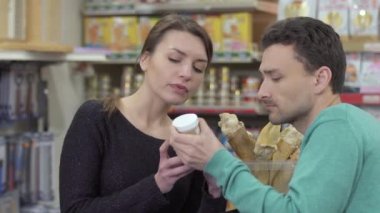 Alıcı satıcı pet shop ürün hakkında bazı bilgileri sorar