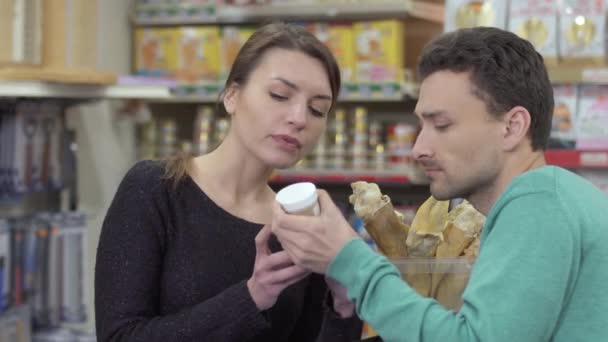 Pembeli menanyakan informasi penjual tentang produk di toko hewan peliharaan — Stok Video