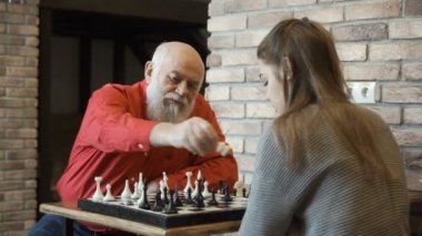 Genç kız oyun satranç büyükbabası ile