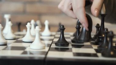 Kız fil satranç tahtası üzerinde taşır.