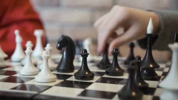 Två personer spela schack — Stockvideo