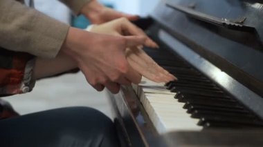 Profesyonel piyanist öğrenci piyano çalmayı öğretir