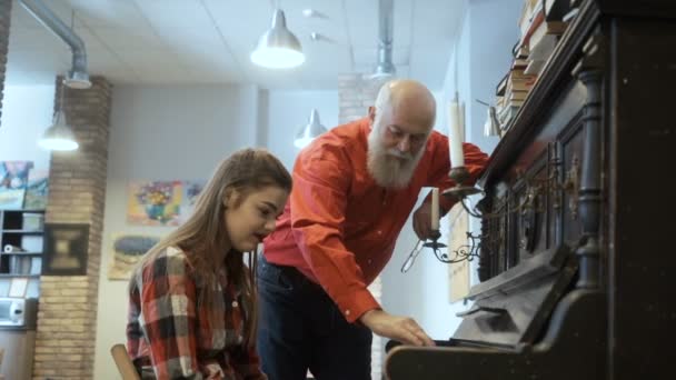 Grootvader vraagt kleindochter piano spelen voor hem — Stockvideo