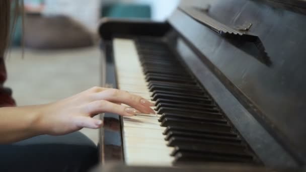 Chica joven toca el piano — Vídeo de stock