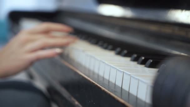 Tangan wanita dengan lembut menyentuh kunci piano — Stok Video
