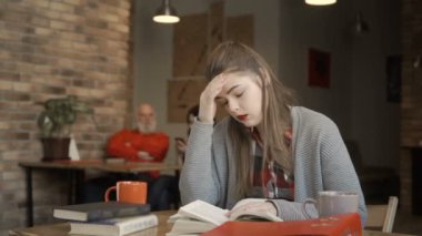 Yorgun öğrenci sınav için hazırlar