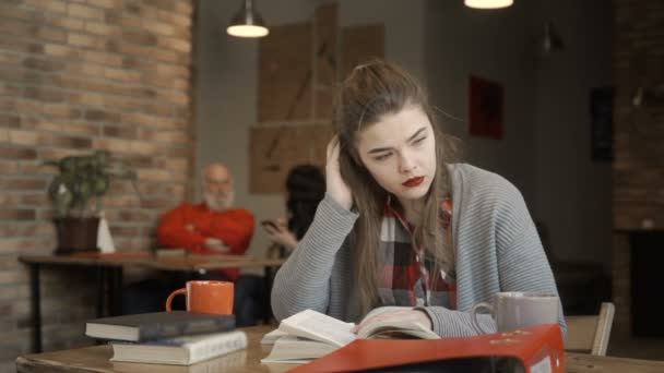 Fáradt diák előkészíti a vizsgák az egyetemen — Stock videók