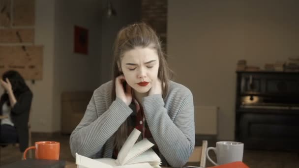 Studente ha un mal di collo durante la preparazione agli esami all'università — Video Stock