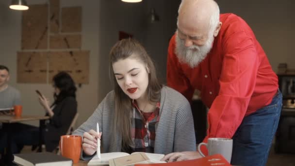 Senior hilft Enkelin bei der Vorbereitung auf Examen an der Universität — Stockvideo