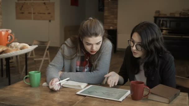 Jovem convida para fazer uma pausa e trazer prato com assar para seus colegas — Vídeo de Stock