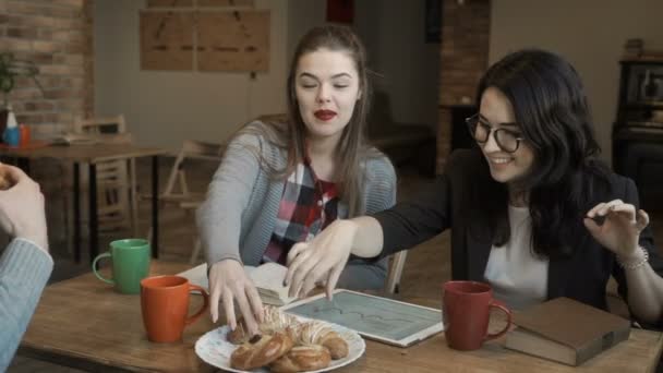 Equipe de jovens colegas de trabalho têm uma ruptura com croissants — Vídeo de Stock