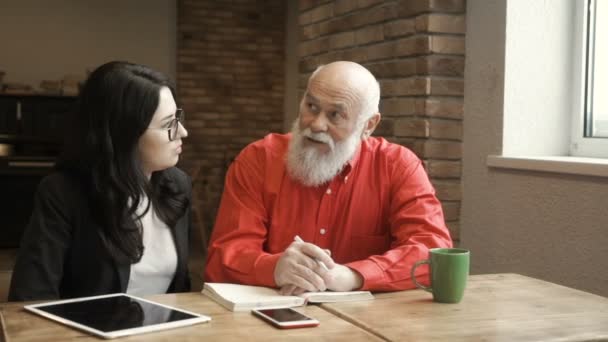 Uomo anziano parla con la giovane donna — Video Stock