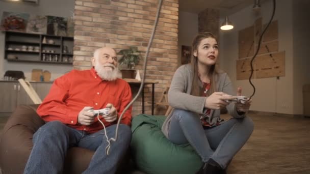 Jeune fille jouer jeu vidéo avec son grand-père — Video