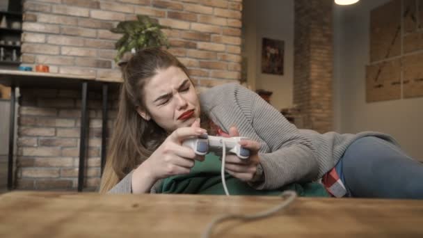 Mladá dívka je naštvaná po selhání v video hry — Stock video