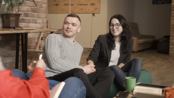 Casal jovem conversa com psicólogo na recepção — Vídeo de Stock