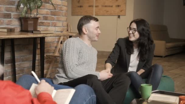 Happy woman and man makes peace at psychologists reception — Stock Video