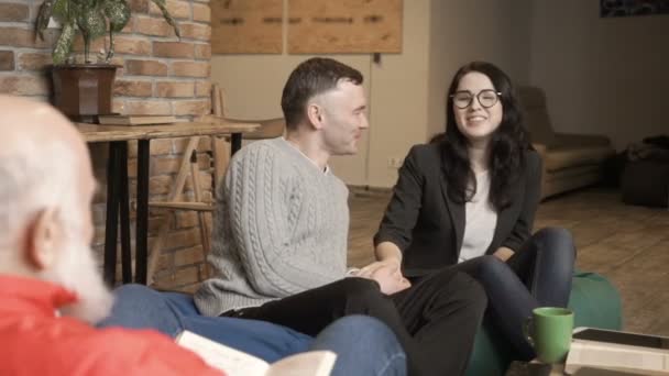 Happy couple at psychologists reception — Stock Video