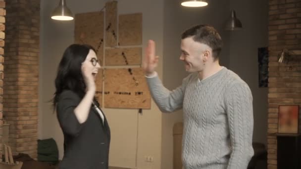 Bonita morena high-five con hombre guapo — Vídeo de stock