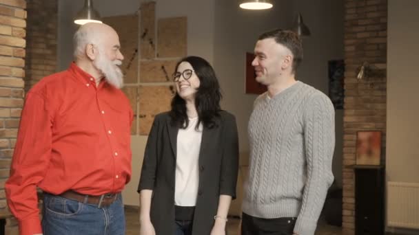 Adult people discuss something and shows thumbs up to camera — Stock Video