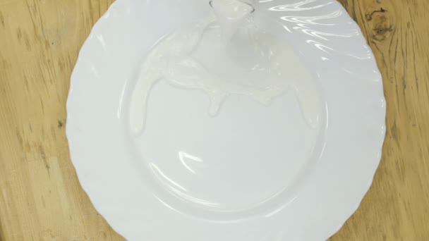 Наливание молока на плиту для химического эксперимента — стоковое видео