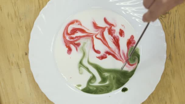 El químico hace experimentos de laboratorio con leche y pinturas — Vídeo de stock