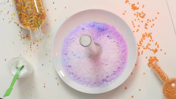 Colorido líquido con burbujas gorgoteantes, prueba química — Vídeo de stock