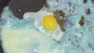 Mavi yumurta sıcak tava, kızartma