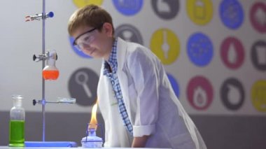 Genç kimyager laboratuvar olarak çalışır